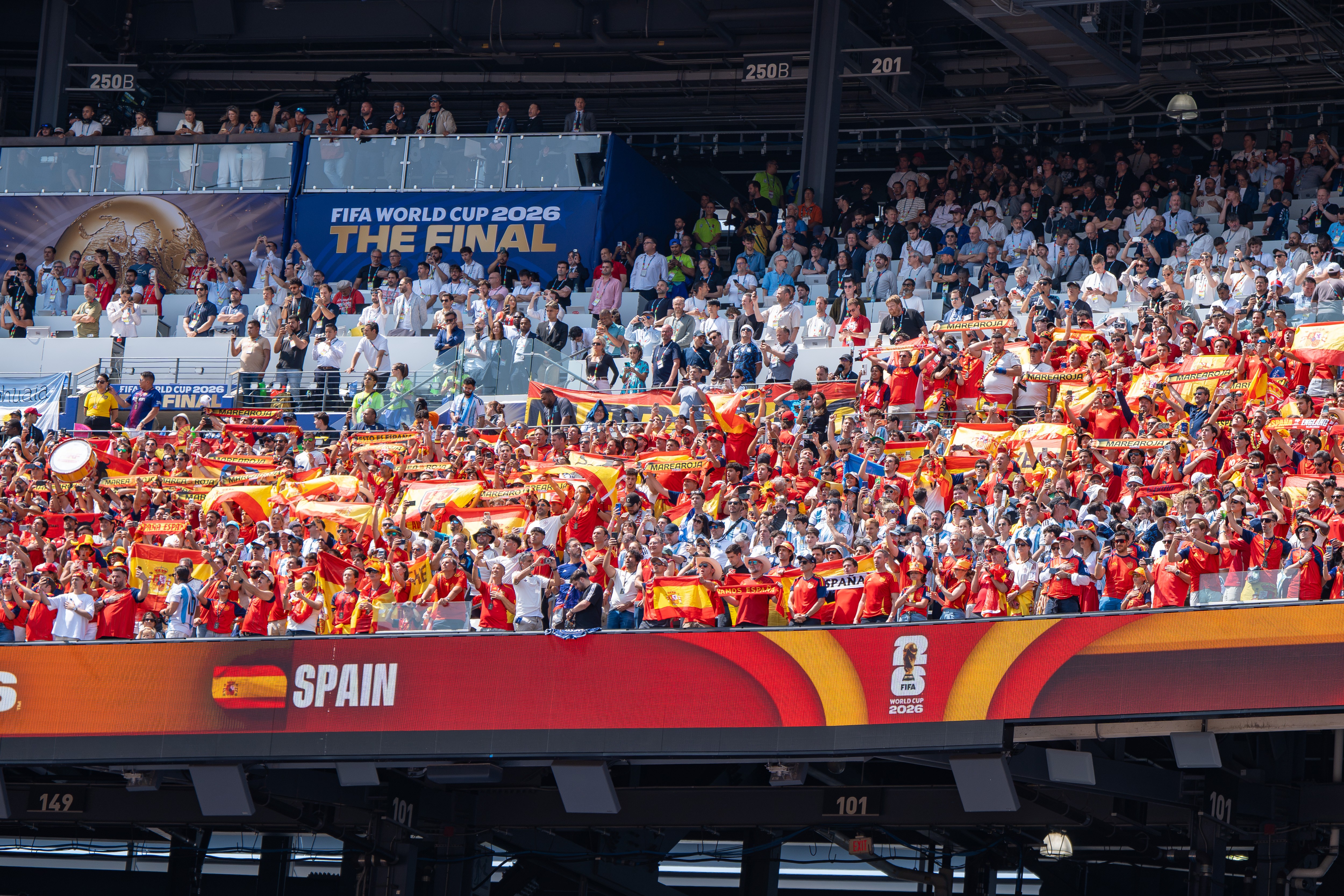 Aficionados de España celebrando en la Final del Mundial 2026